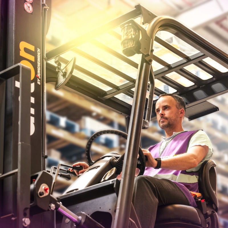 Carretilla elevadora eléctrica – CBH 3.0 | Mástil 4800 mm | AntOn by Jungheinrich